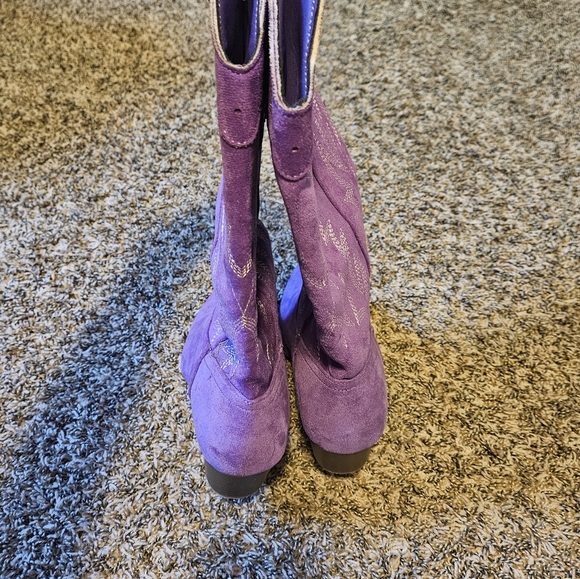 Suede Western Style Boots - Picture 4 of 9